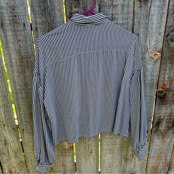 Everly blouse long sleeve striped. Collared. Size is medium - Picture 8 of 9